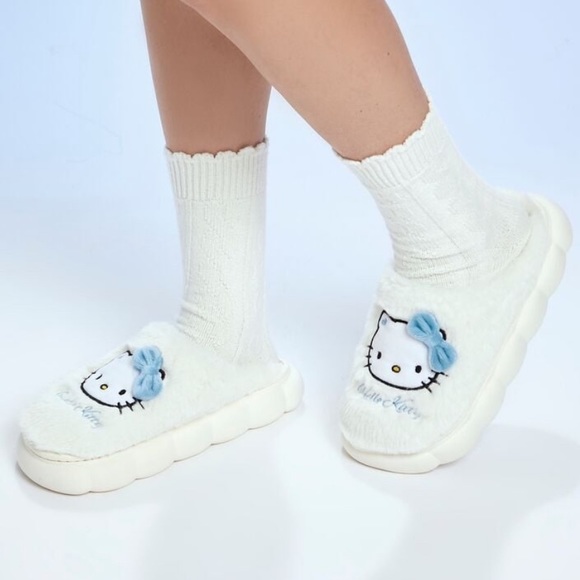 Hello Kitty Cloud House Slippers - Picture 1 of 5